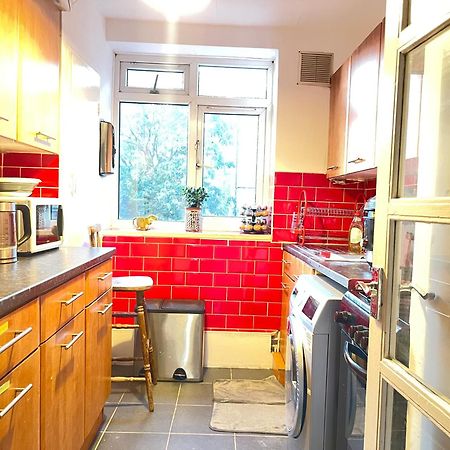 Room With King Size Bed And Shared Kitchen Raynes Park Buitenkant foto