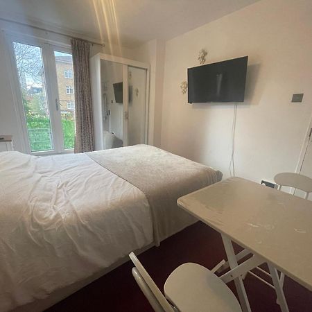 Room With King Size Bed And Shared Kitchen Raynes Park Buitenkant foto