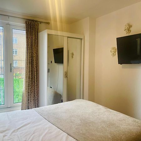 Room With King Size Bed And Shared Kitchen Raynes Park Buitenkant foto