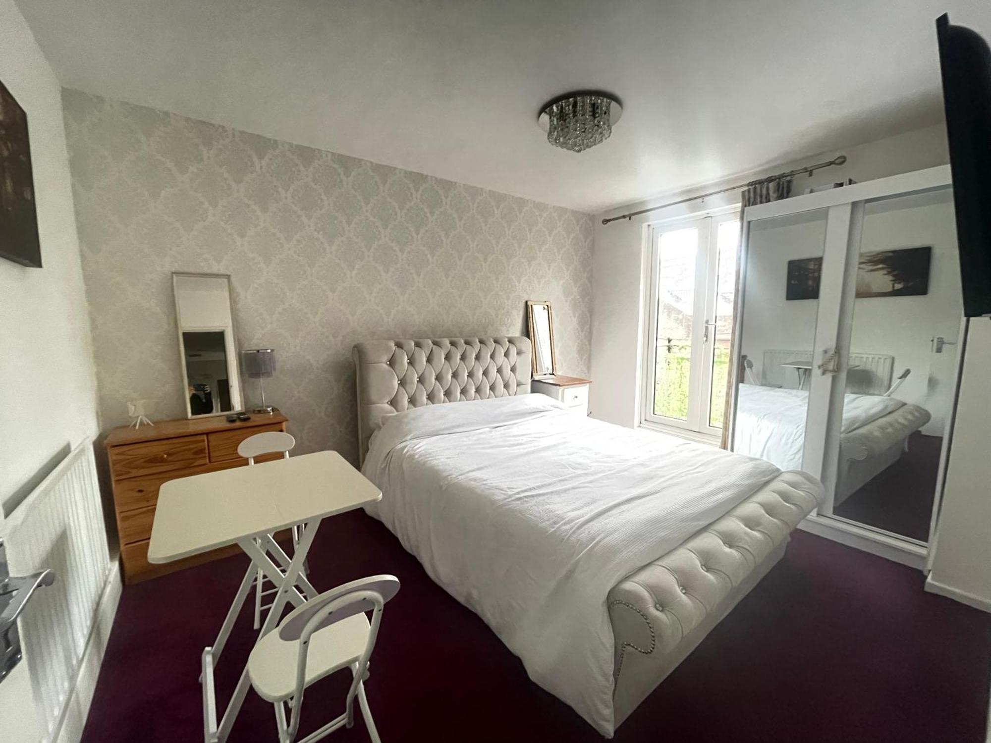 Room With King Size Bed And Shared Kitchen Raynes Park Buitenkant foto
