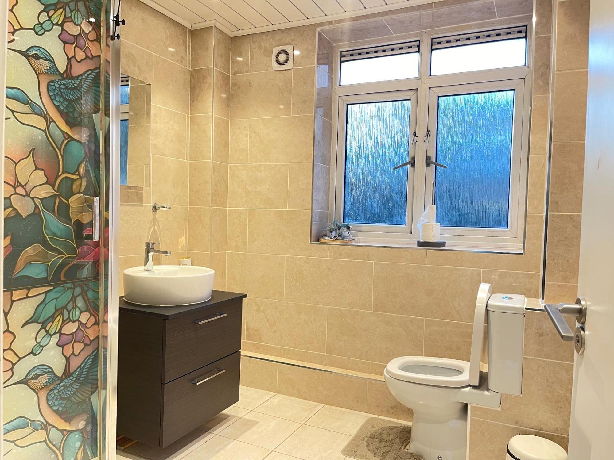 Room With King Size Bed And Shared Kitchen Raynes Park Buitenkant foto