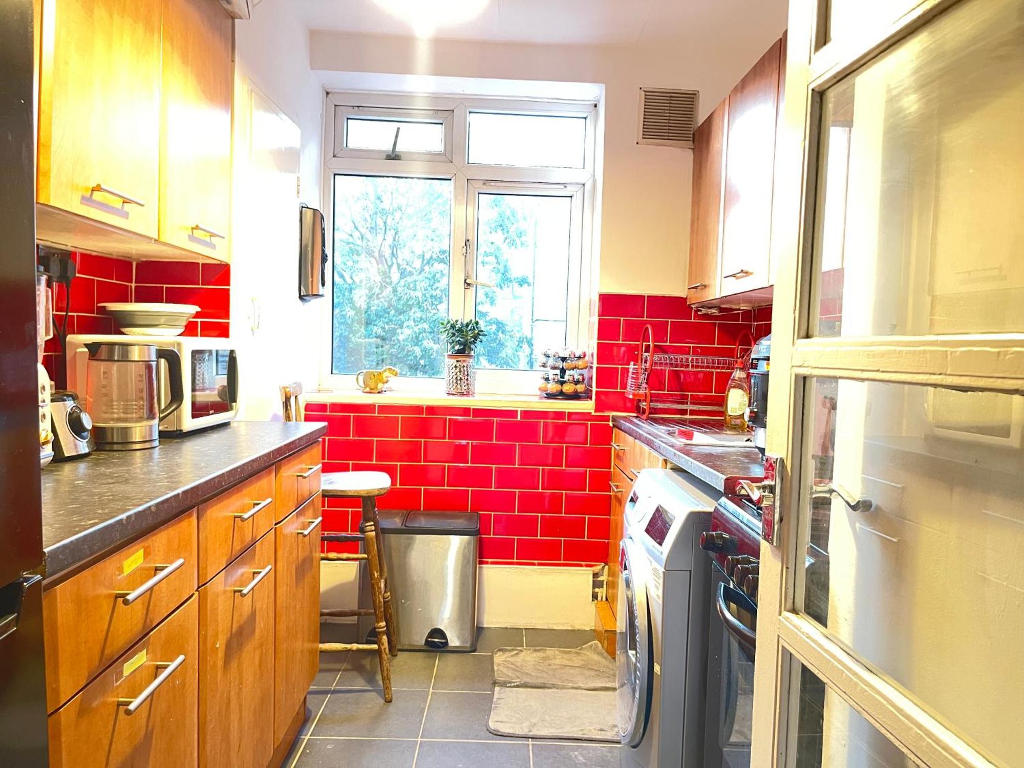 Room With King Size Bed And Shared Kitchen Raynes Park Buitenkant foto