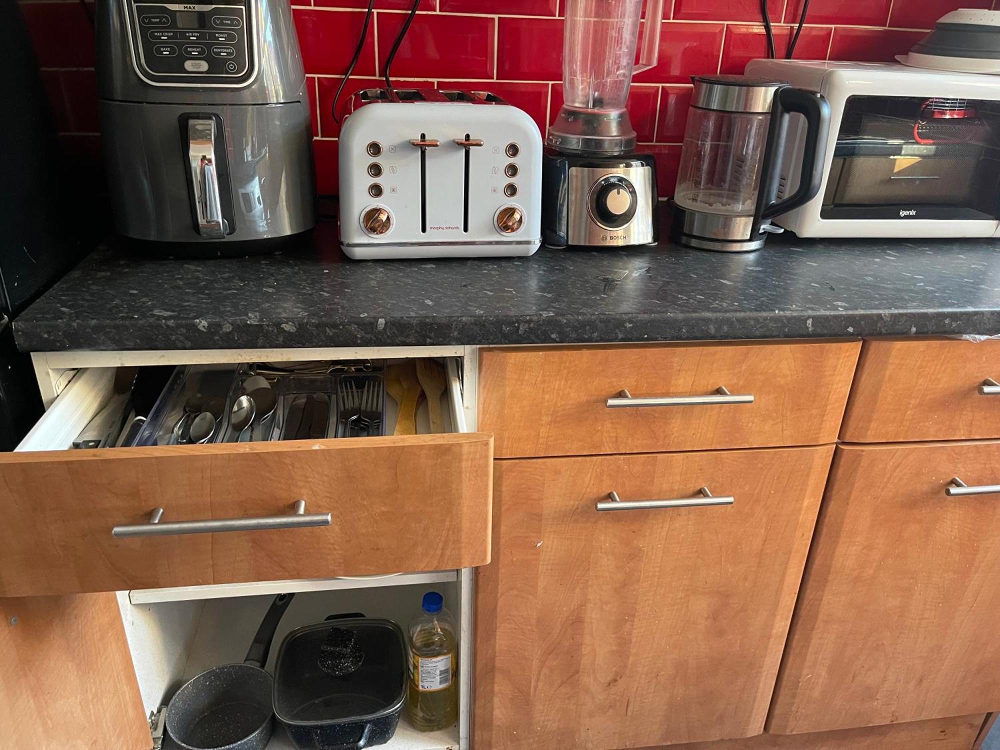 Room With King Size Bed And Shared Kitchen Raynes Park Buitenkant foto