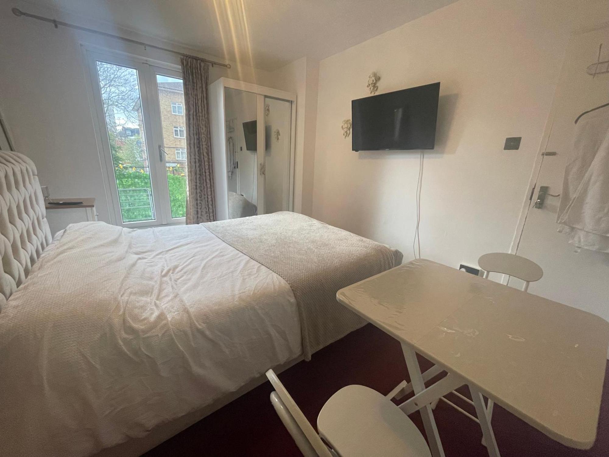 Room With King Size Bed And Shared Kitchen Raynes Park Buitenkant foto
