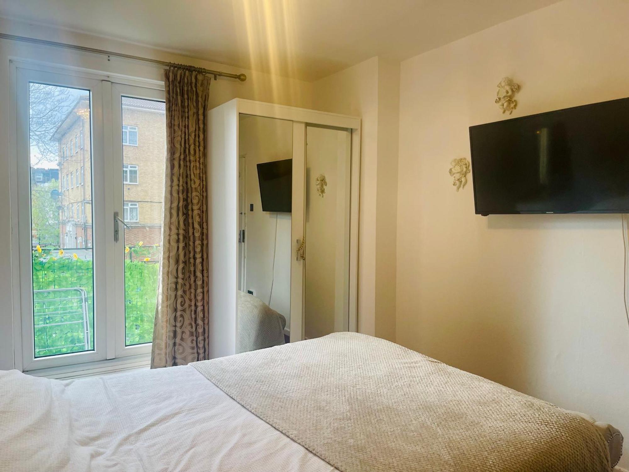 Room With King Size Bed And Shared Kitchen Raynes Park Buitenkant foto